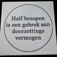 Tegeltje met tekst Half bezopen