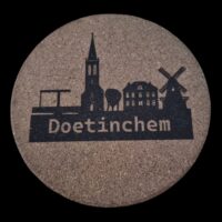 Pannen onderzetter Doetinchem iconische gebouwen Achterhoekse Producten – Leuk als cadeau of souvenir 3D Print & Laser Service Achterhoek Ronde kurken pannen onderzetter met skyline van Doetinchem, laser gegraveerd met de Oude IJsselbrug, Catharinakerk, Villa Ruimzicht, de Kies en de Walmolen