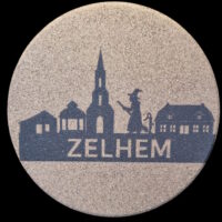 Pannen onderzetter Zelhem iconische plekken Achterhoekse Producten – Leuk als cadeau of souvenir 3D Print & Laser Service Achterhoek Ronde kurken pannen onderzetter met iconische plekken van Zelhem, laser gegraveerd met de Dorpskerk, muziektent, De Ploeg en de heks van Zelhem