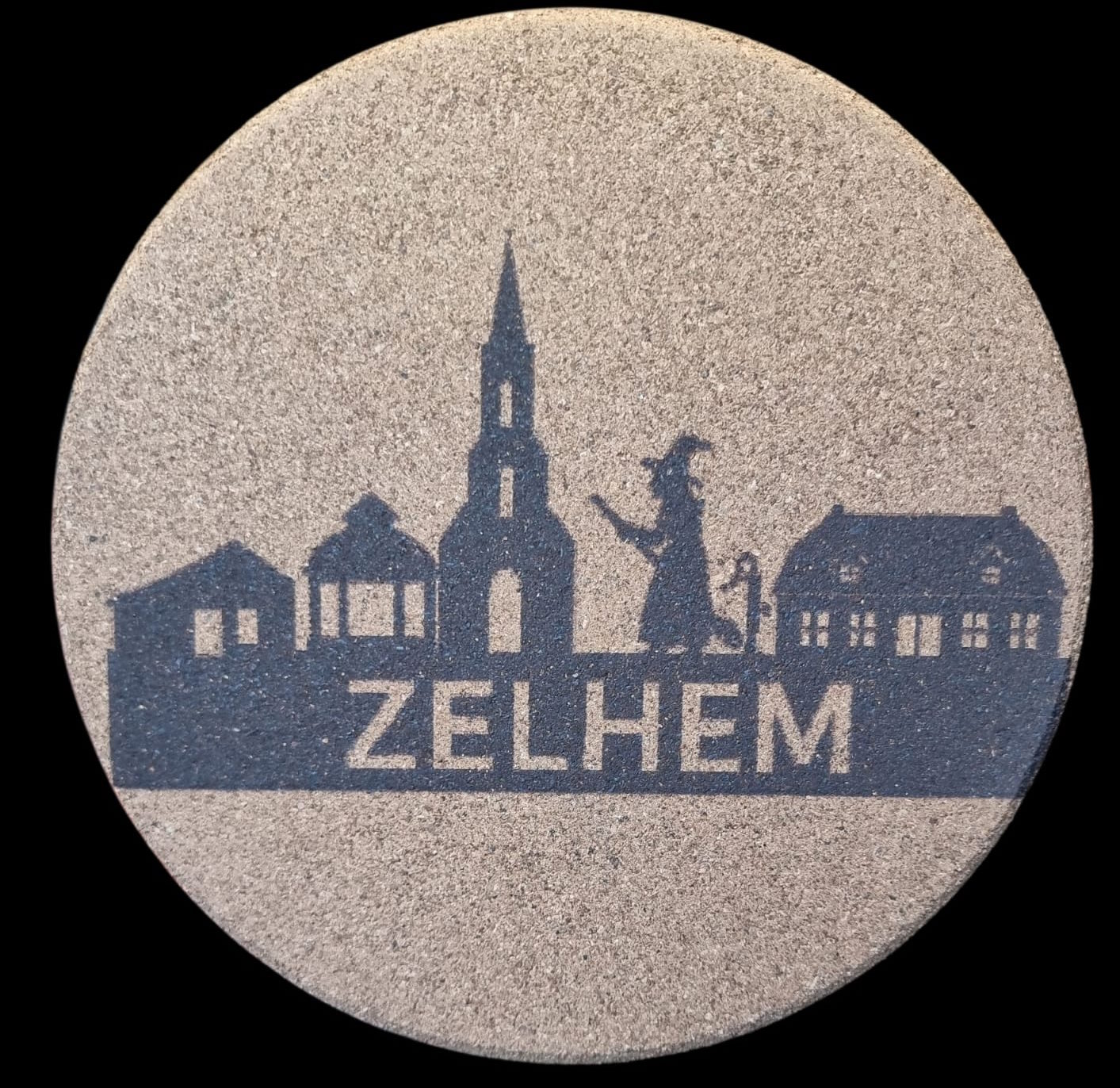 Pannen onderzetter Zelhem iconische plekken Achterhoekse Producten – Leuk als cadeau of souvenir 3D Print & Laser Service Achterhoek Ronde kurken pannen onderzetter met iconische plekken van Zelhem, laser gegraveerd met de Dorpskerk, muziektent, De Ploeg en de heks van Zelhem
